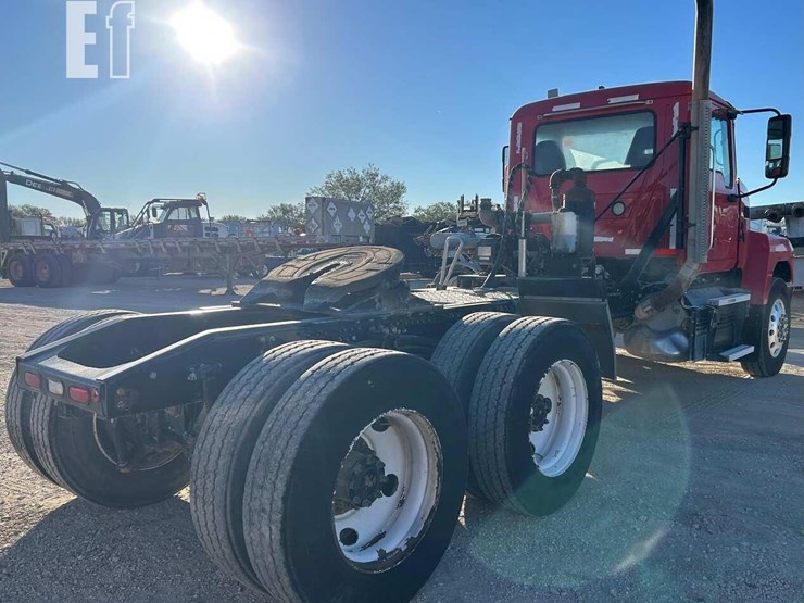 2020-mack-pinnacle-64t-image-6