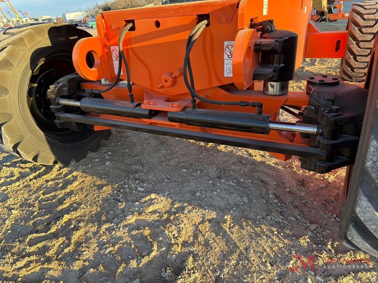 2015-jlg-800s-image-5