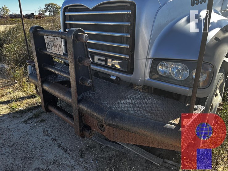 2012-mack-granite-gu713-image-11