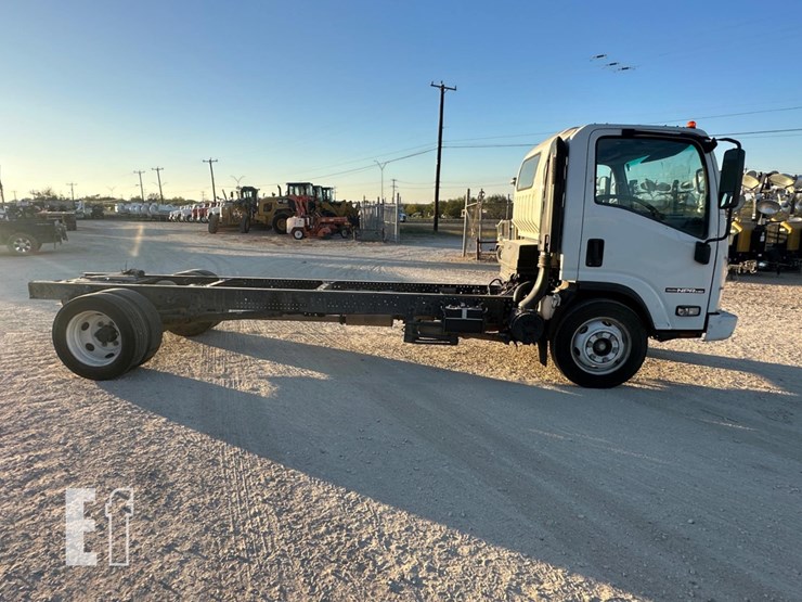 2021-isuzu-npr-hd-image-4