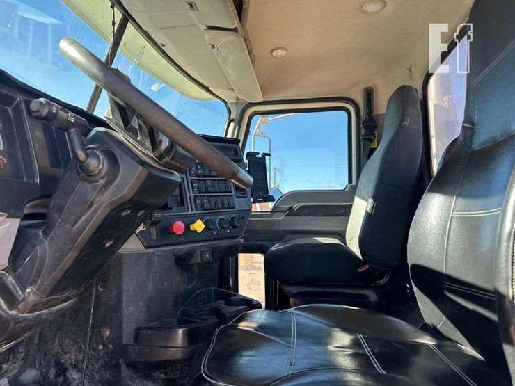 2020-mack-granite-64ft-image-6