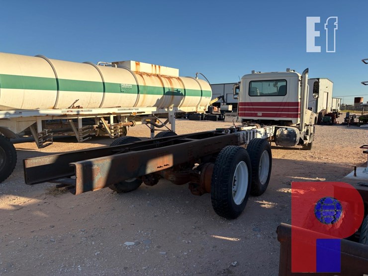 2013-mack-granite-gu713-image-3