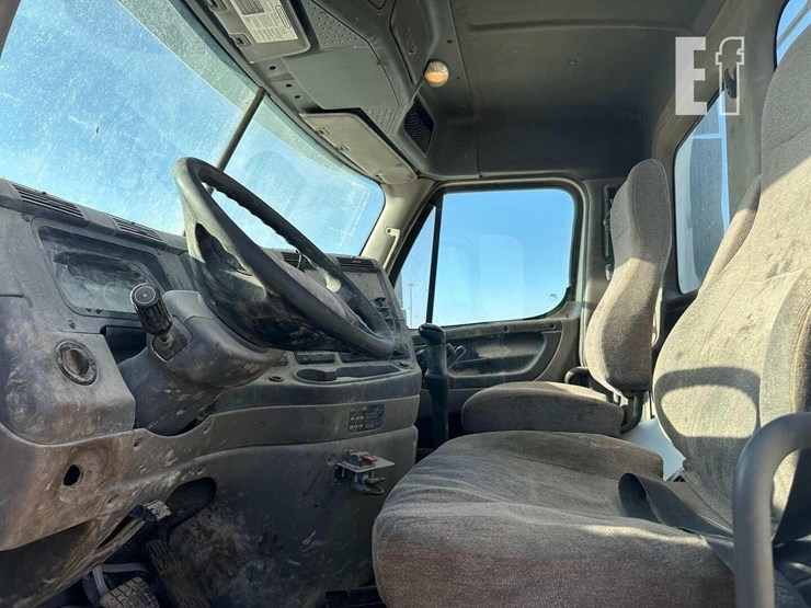 2013-freightliner-cascadia-125-image-8