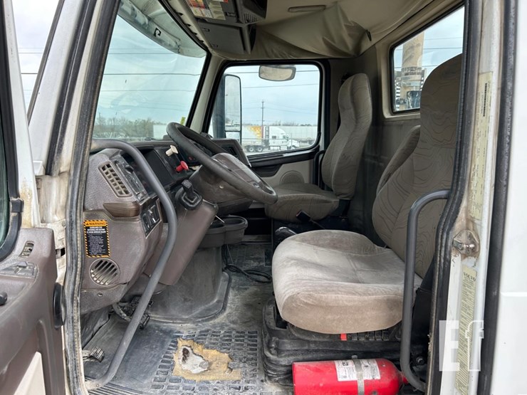 2014-volvo-vnl64t300-image-11