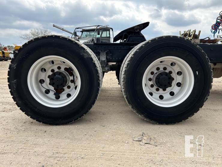 2014-volvo-vnl64t300-image-9