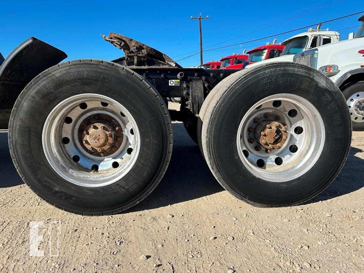 2016-peterbilt-365-image-8