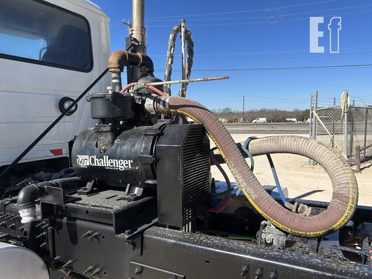 2020-mack-granite-64ft-image-13