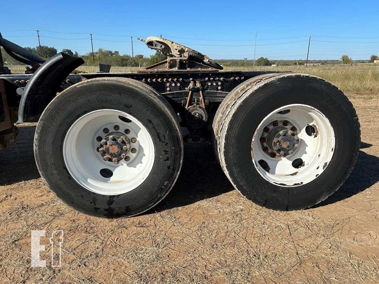 2020-mack-granite-64ft-image-5