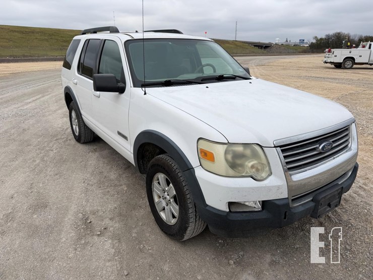 2007-ford-explorer-xlt-image-3