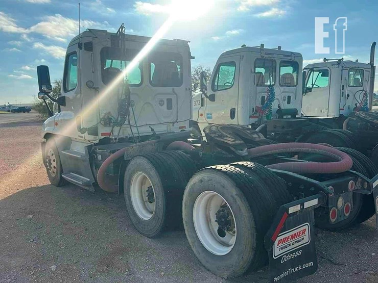 2016-freightliner-cascadia-125-image-2