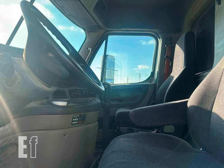 2014-freightliner-cascadia-125-image-7