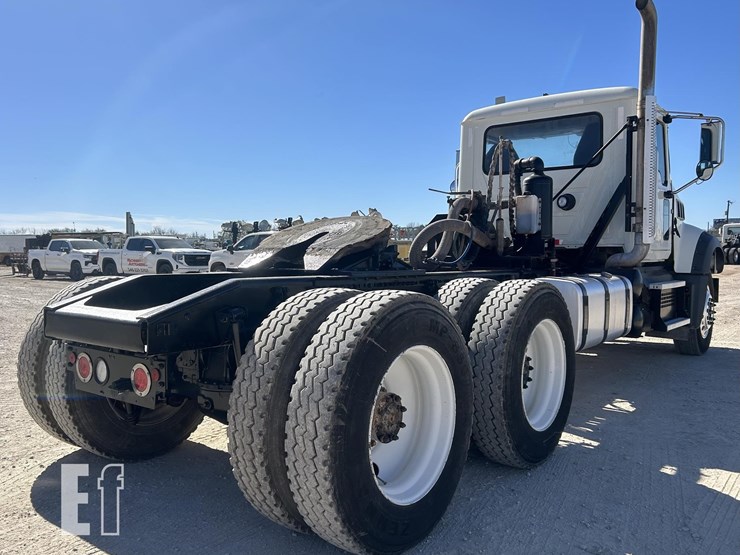 2020-mack-granite-64ft-image-4