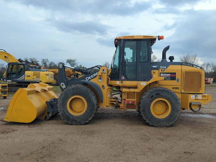 2023-deere-544p-image-1