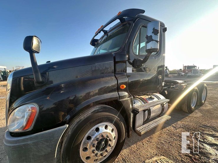 2013-freightliner-cascadia-125-image-1