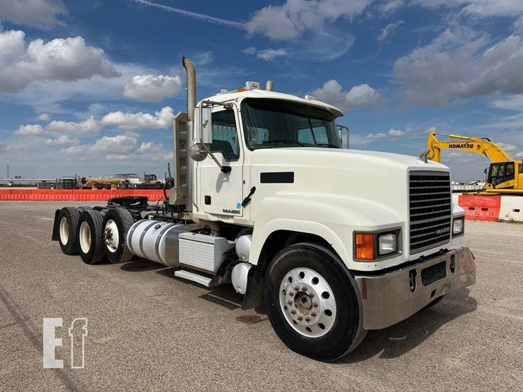 2011-mack-pinnacle-chu613-image-2