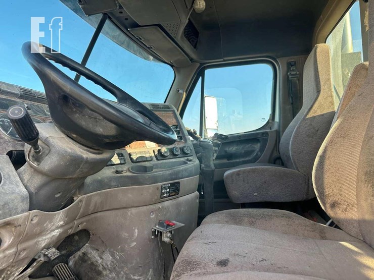 2013-freightliner-cascadia-125-image-7