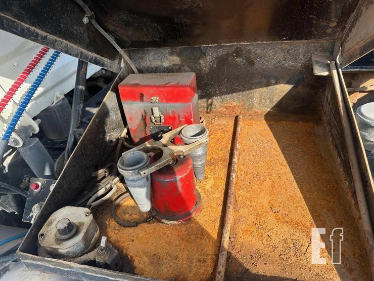 2014-freightliner-cascadia-125-image-8