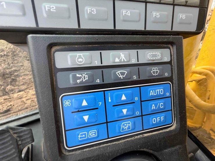 2021-komatsu-pc210-lc-11-image-29