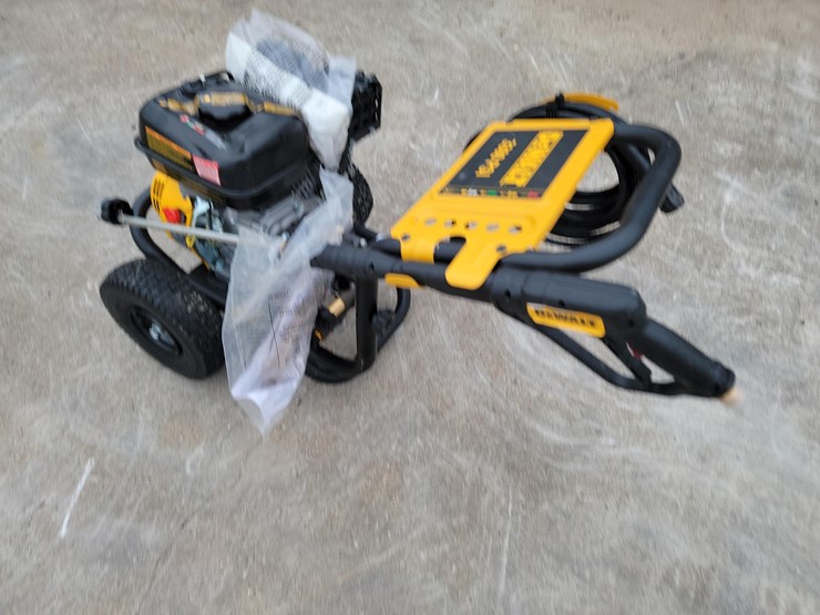new-dewalt-dxpw3300-3300psi-pressure-washer-image-2