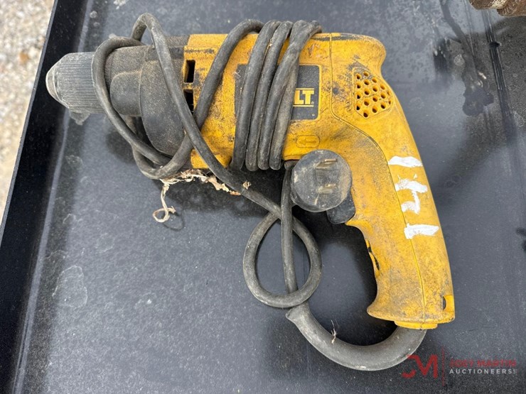 dewalt-electric-drill-image-1