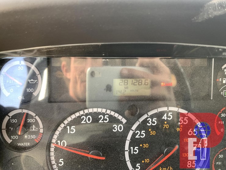 2011-freightliner-m2-106-image-9