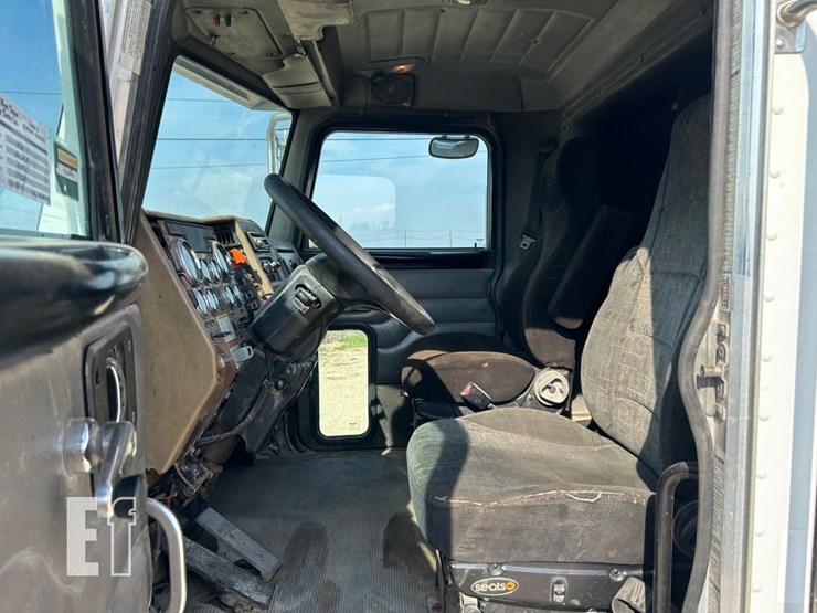 2009-peterbilt-340-image-7