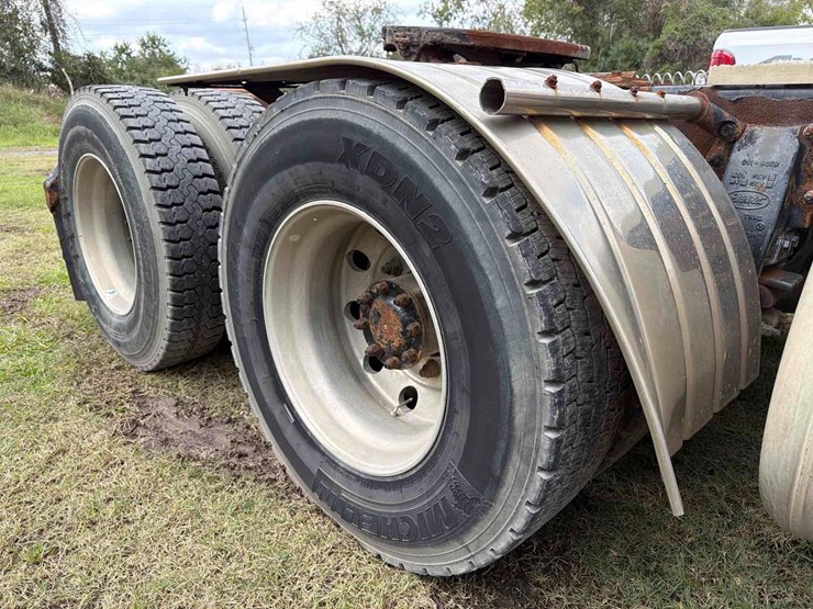 2014-peterbilt-386-image-11