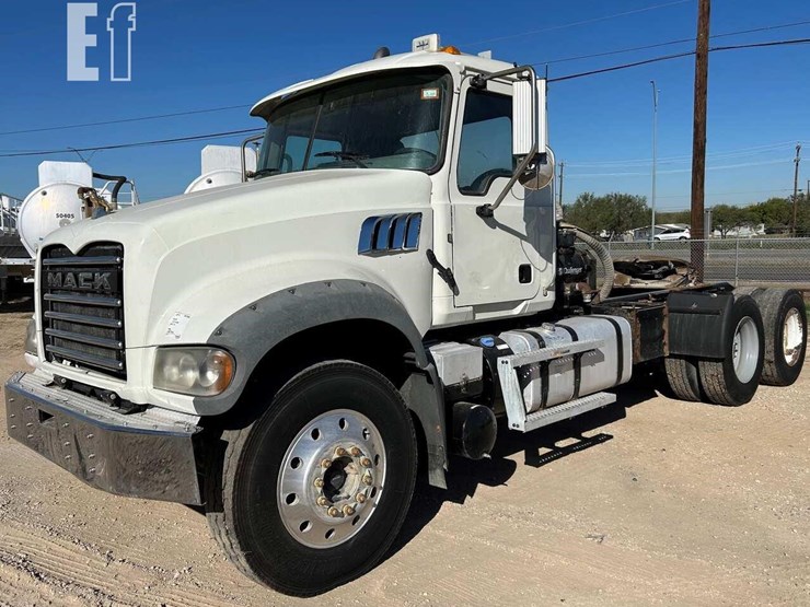 2020-mack-granite-64ft-image-1