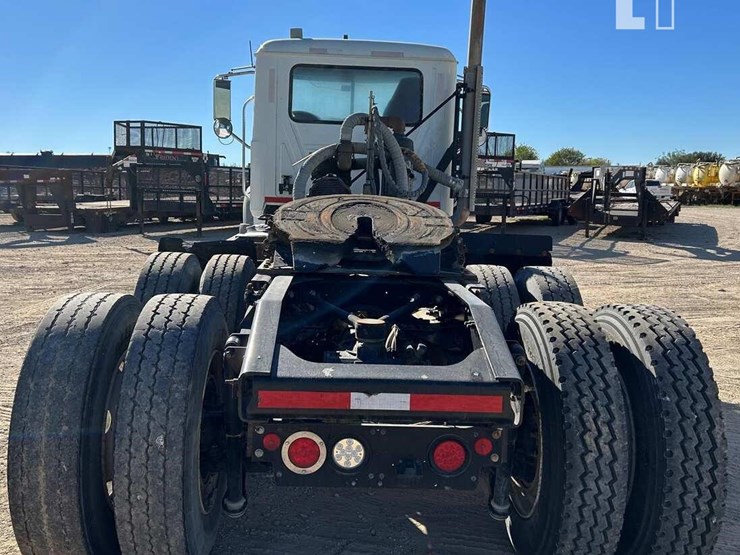 2020-mack-granite-64ft-image-10