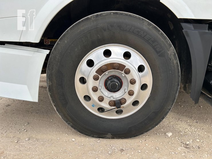 2014-volvo-vnl64t300-image-7