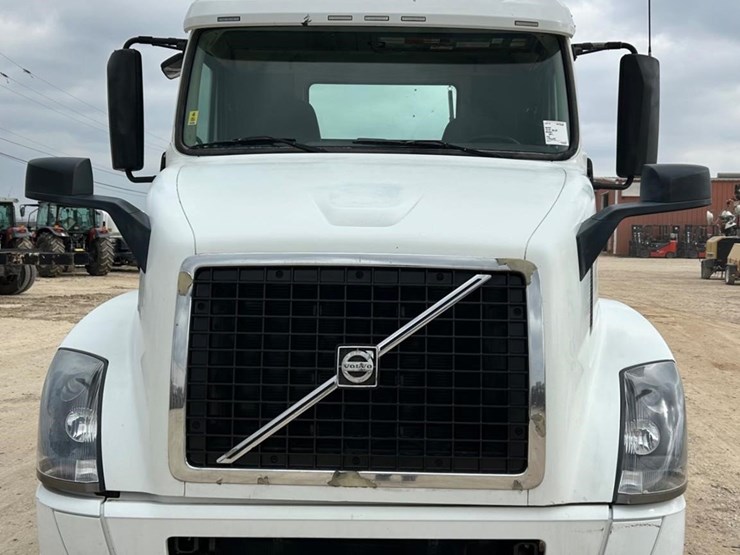 2014-volvo-vnl64t300-image-2