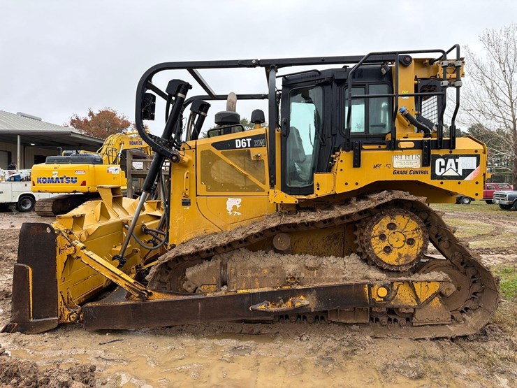 2017-caterpillar-d6t-xw-image-1