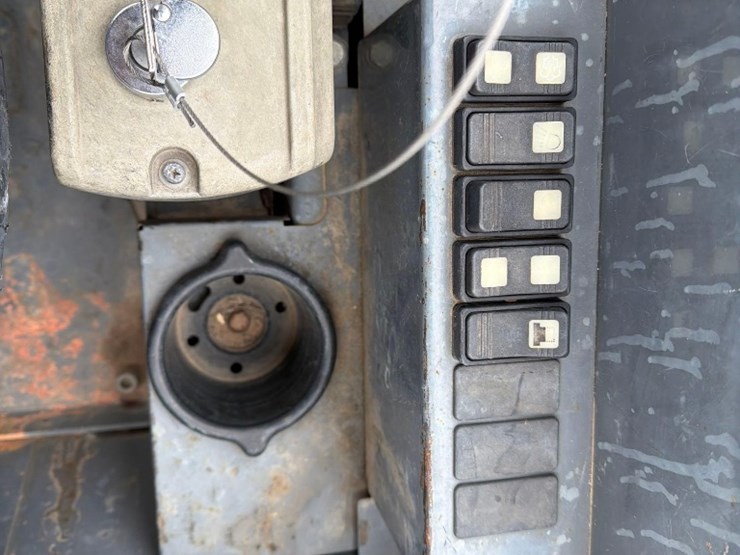 takeuchi-tb240-image-18