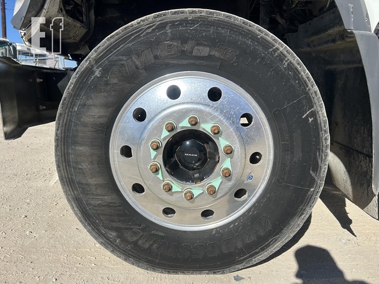 2020-mack-granite-64ft-image-9