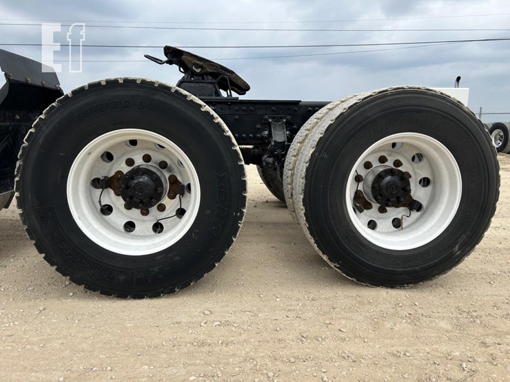 2014-volvo-vnl64t300-image-10