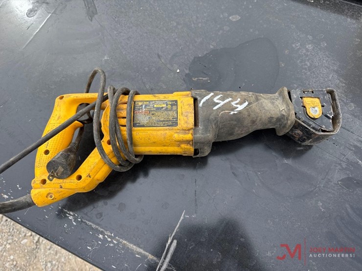 dewalt-electric-reciprocating-saw-image-1