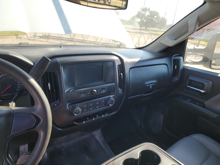 2018-chevrolet-3500-image-12