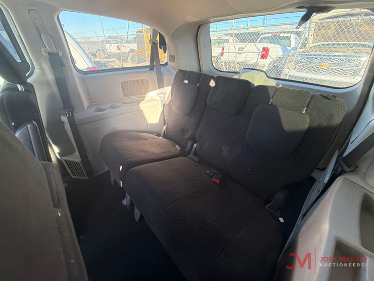 2014-dodge-grand-caravan-image-23