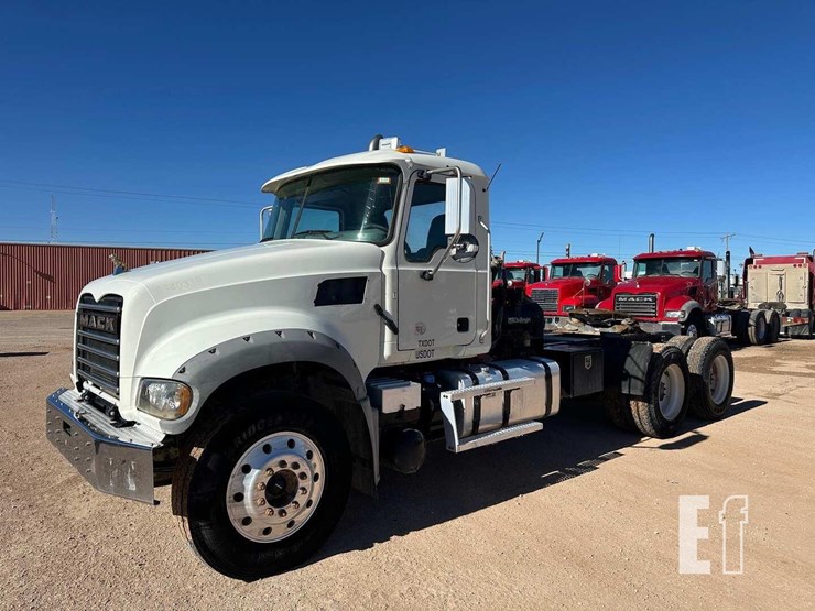 2020-mack-granite-64ft-image-1