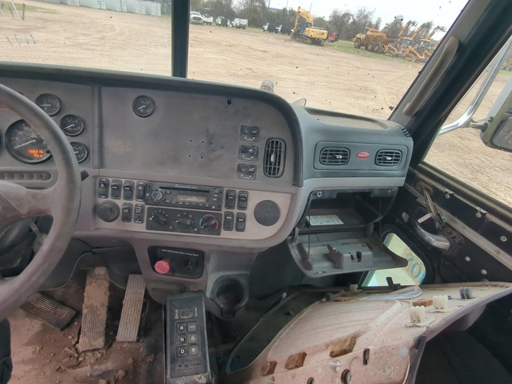 2010-peterbilt-truck-tractor-vn:110298-image-13