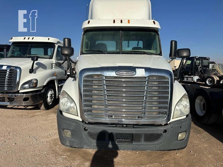 2013-freightliner-cascadia-125-image-3