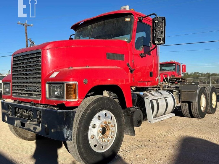 2020-mack-pinnacle-64t-image-1