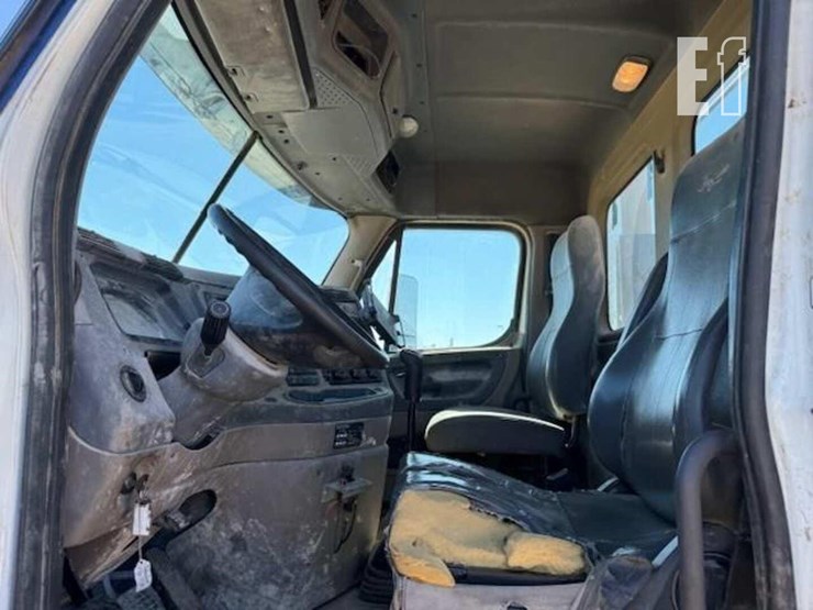 2013-freightliner-cascadia-125-image-4