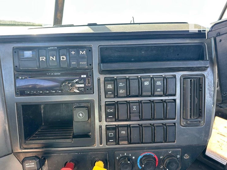 2020-mack-granite-64ft-image-8