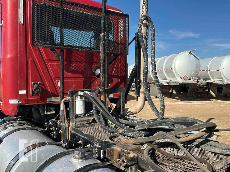 2012-mack-pinnacle-chu613-image-9