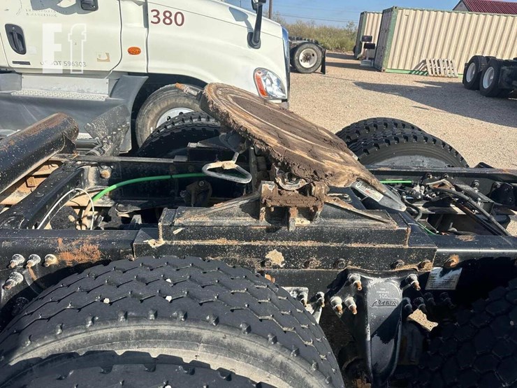 2014-freightliner-cascadia-125-image-2