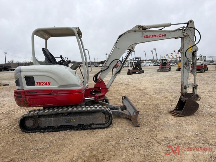 takeuchi-tb240-image-5