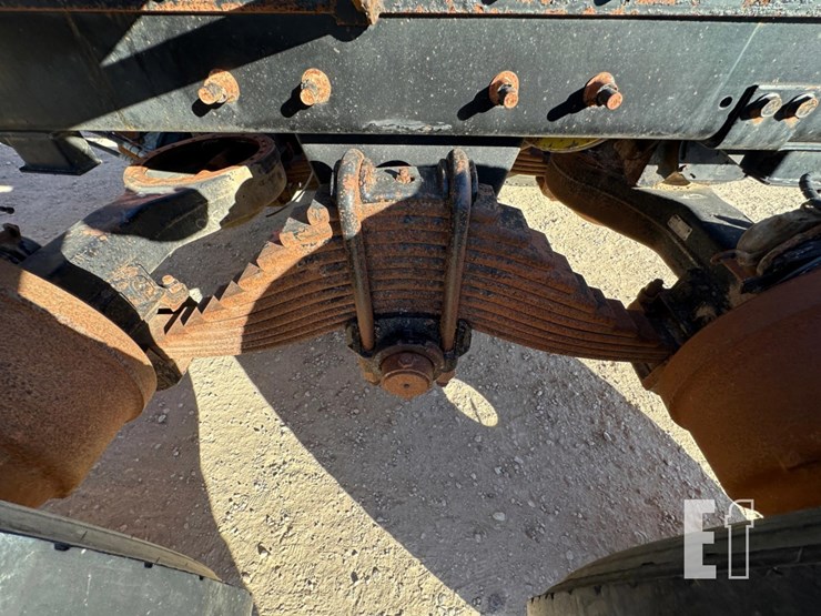 2012-mack-granite-gu713-image-14