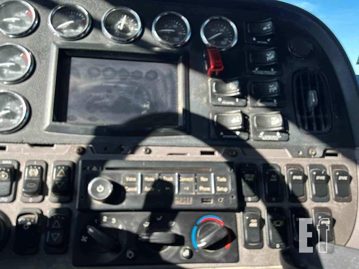 2012-peterbilt-367-image-11