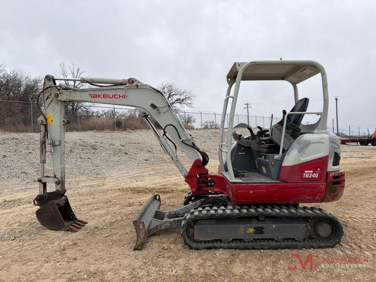 takeuchi-tb240-image-2